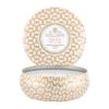 Voluspa Maison Blanc 3-wick Tin Geurkaars 40 Uur 2 Voluspa Maison Blanc 3-wick Tin Geurkaars 40 Uur -Mooi Huis Verkoop 505879 01 1 ProductImageMain 99e83c982a