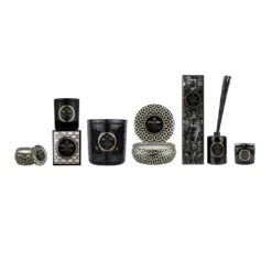 Voluspa Maison Noir Luxe Geurkaars 80 Uur 13 Voluspa Maison Noir Luxe Geurkaars 80 Uur -Mooi Huis Verkoop 509680 01 8 ProductImageExtra fc3edae50e