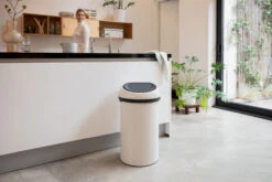 Brabantia Touch Bin Prullenbak Rond 60 Liter -Mooi Huis Verkoop 512732 01 4 EnvironmentImage 5f64a978d2